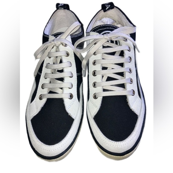 Chanel black and white trainers
So 37.5 - Picture 5 of 5